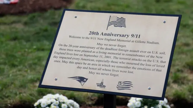 نصب 11/9 في استاد جيليت قبل مباراة بين نيو إنغلاند باتريوتس وميامي دولفينز في 12 سبتمبر 2021، في ملعب جيليت في فوكسبورو ، ماساتشوستس.