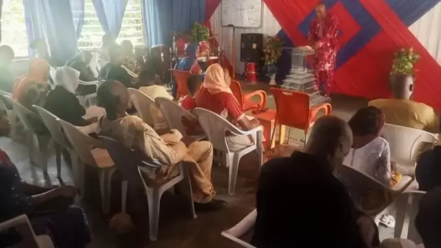 Worshippers siddon for church