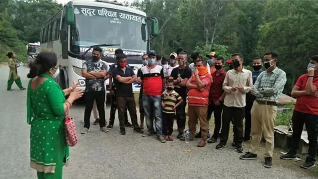 भारतीय सीमा क्षेत्रबाट ल्याइएका डोटीका नागरिकलाई बोगटान फुड्सिल गाउँपालिकाका उपाध्यक्ष भगवती बम क्वारन्टीनमा बस्दा पालना गर्नुपर्ने कुराबारे जानकारी दिँदै