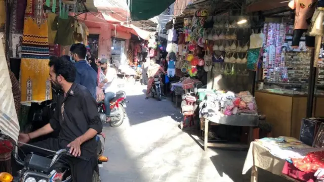 تشكو النساء من ضعف جودة المنتجات في الأسواق المحلية