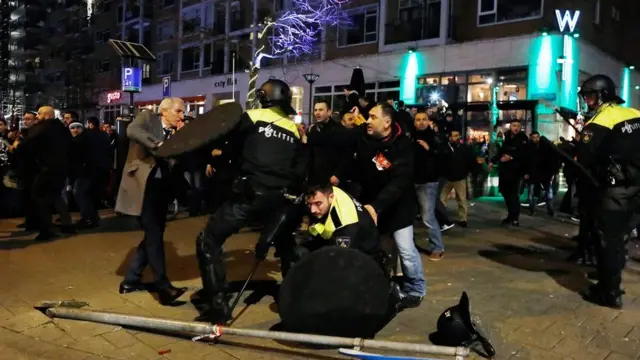 荷兰防暴警察与土耳其抗议者发生冲突
