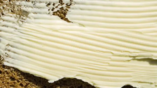 Mantequilla sobre el pan