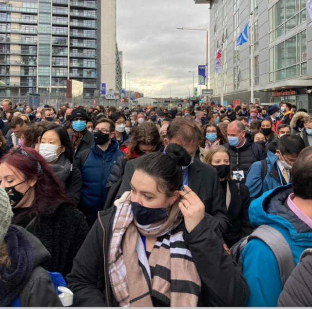 গ্লাসগোয় সম্মেলন ভেন্যুতে ঢোকার অপেক্ষায় শত শত মানুষ