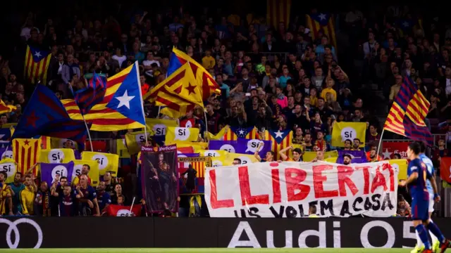 La Liga'da Cumartesi akşamı oynanan Barcelona-Malaga maçında, Barcelona tribünlerinde Katalonya bayrakları ve bağımsızlığı savunan afişler açıldı.