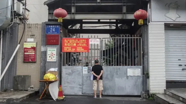 成都进入封控状态，2000多万市民被要求原则居家，不得随意外出，