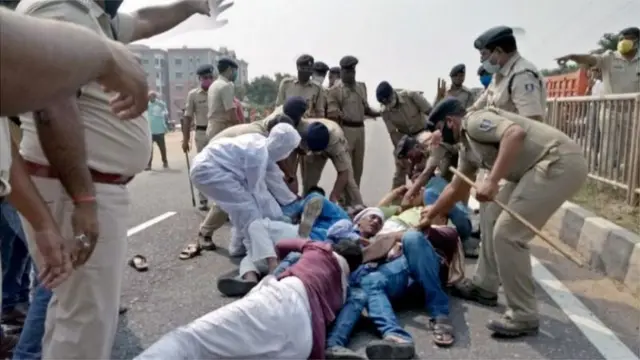 కేంద్ర ప్రభుత్వ విధానాలకు వ్యతిరేకంగా ఇచ్చిన ఛలో దిల్లీ పిలుపును పోలీసులు అడ్డుకుంటున్నారు