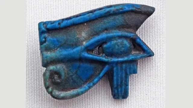 در مصر باستان جسد فرعون‌ها را با چشم حورس دفن می‌کردند تا در دنیای مردگان از آن‌ها محافظت کند