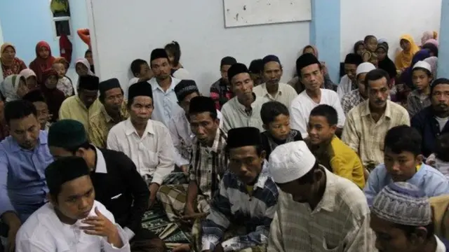 Pengungsi Syiah Sampang melaksanakan salat Id di dekat Rusunawa Sidoarjo.
