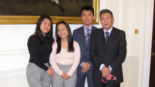 醫生鍾小燕BEM （Dr. Siow Yen Andersen BEM， 左數第二位)夫婦和子女