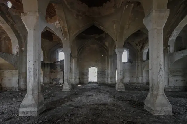 Prizor zapuštenog enterijera džamije u Agdamu