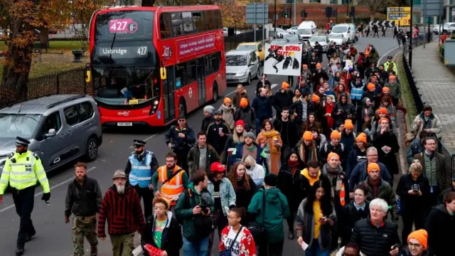 Seçim bölgesi olan Uxbridge'de Boris Johnson karşıtları protesto yaptı