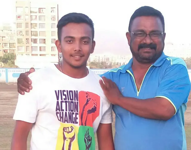 प्रशिक्षक संतोष पिंगुळकर यांच्याबरोबर पृथ्वी शॉ