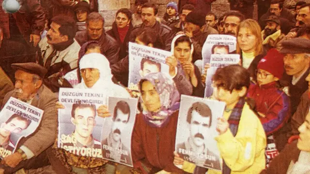 Fehmi Tosun'un eşi Hanım Tosun ve kızı Besna Tosun (sarı montlu), 1996