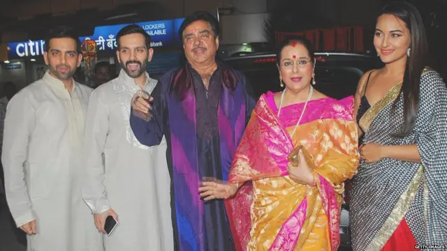 પુત્ર લવ અને કુશ, પત્ની પૂનમ તથા પુત્રી સોનાક્ષીની સાથે સિંહા