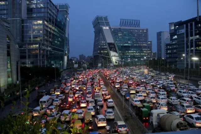 રસ્તા પર ચાલતી કાર