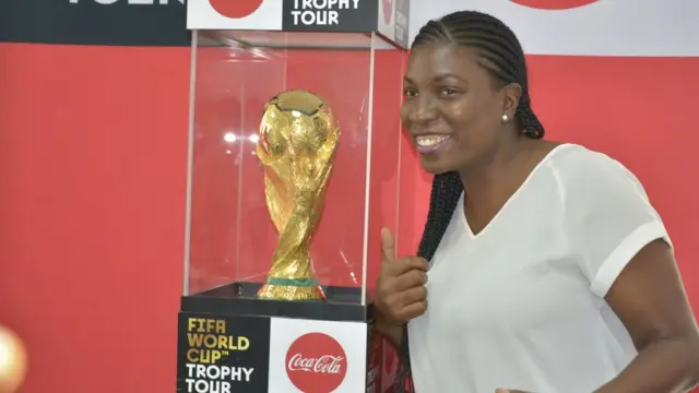 Arabinrin kan to wa lara awọn ololufẹ bọọlu to wa wo ife ẹyẹ agbaye n ya fọto pẹlu ife ẹyẹ naa