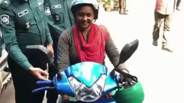 নিজের চুরি যাওয়া স্কুটি উদ্ধারের পর হাস্যজ্জ্বল শাহানাজ আক্তার।