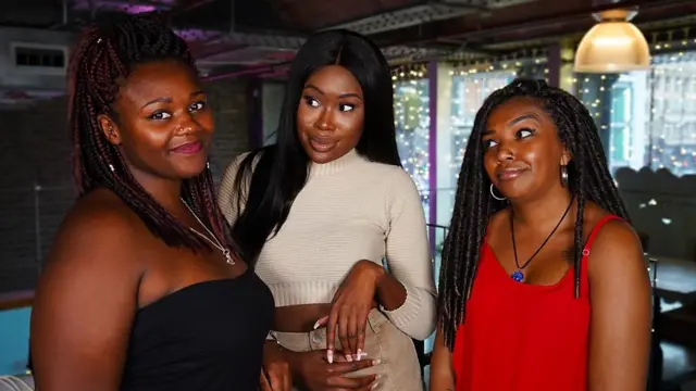 Oloni avec les participants de son émission de télévision, Yazmine et Tyler