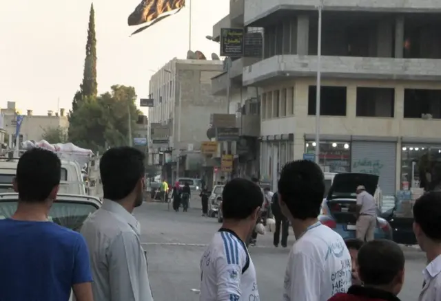 Флаги ИГ над Раккой