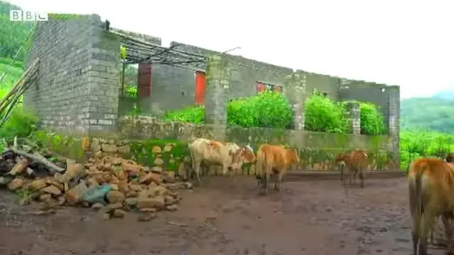 అసంపూర్ణంగా ఆగిపోయిన పాఠశాల భవనం నిర్మాణం