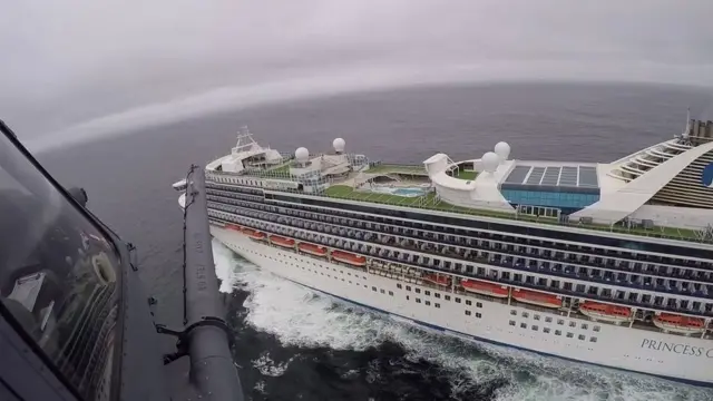 вид сверху на круизный лайнер "Гранд принцесс"