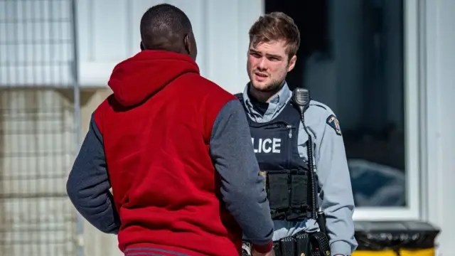 Interacción entre policía y mifrantes en Roxham Road antes del cierre