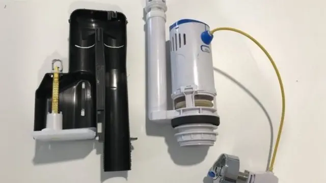 大部分省水馬桶使用落水閥(右)而不是傳統的虹吸式(左)