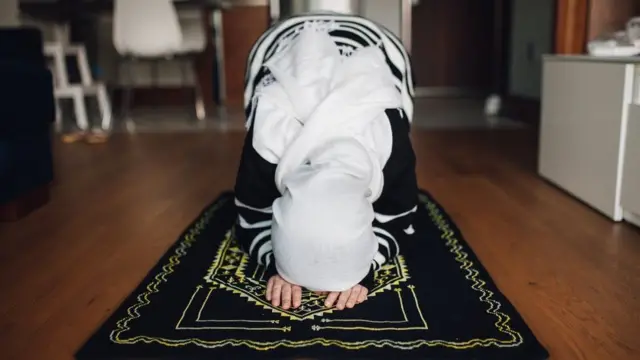 له مسلمانانو غوښتل شوي چې دوو ماسکونو سره لمونځ وکړي