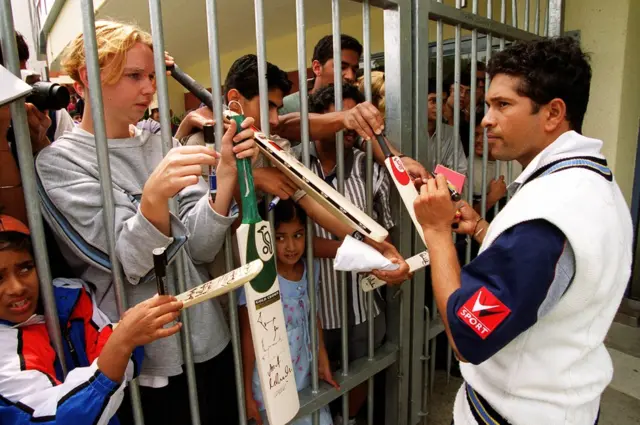 1999లో ఆస్ట్రేలియాలో అభిమానులతో సచిన్