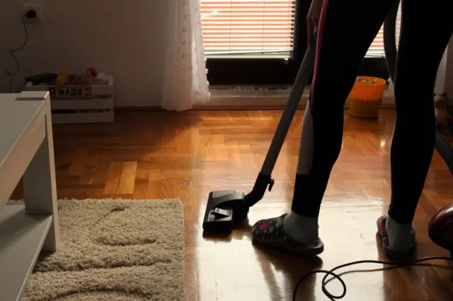 Mujer limpiando
