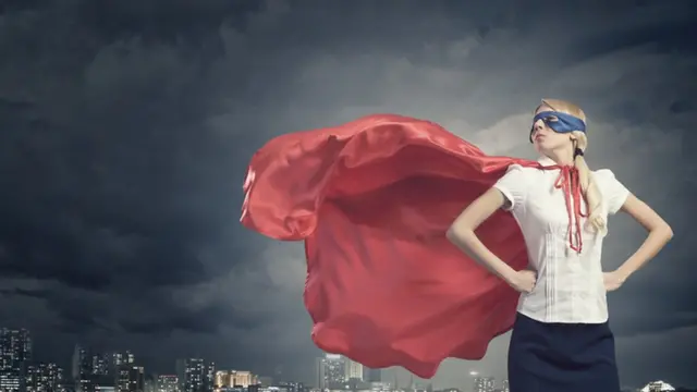 Una mujer hace una postura como la de La Mujer Maravilla