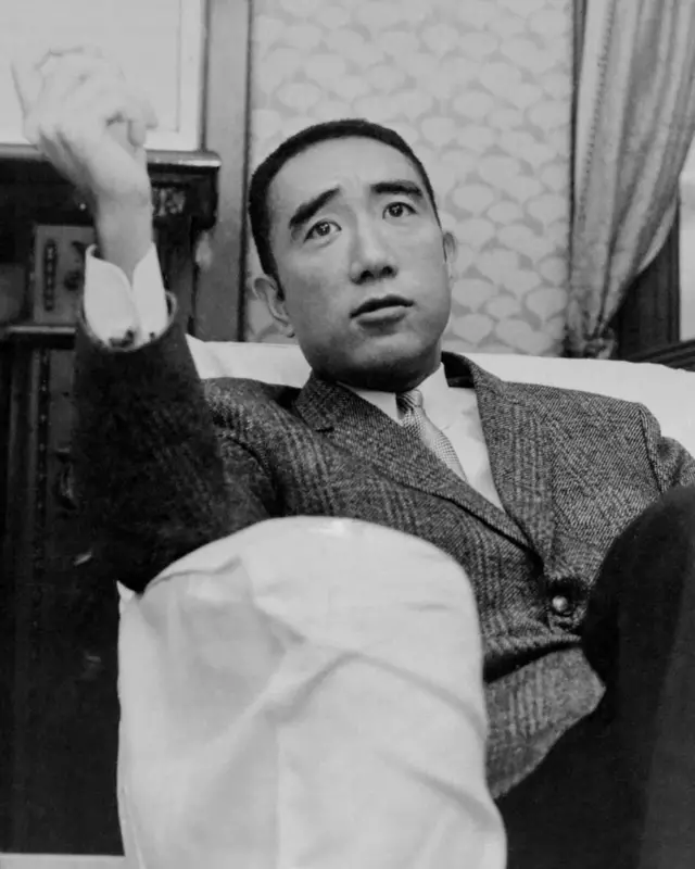 แม้จะมีแนวคิดชาตินิยมและยึดถือวิถีซามูไร แต่มิชิมะได้รับอิทธิพลจากวัฒนธรรมตะวันตกเป็นอย่างมาก