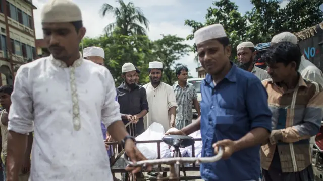 Warga Bangladesh mengurus jenazah
