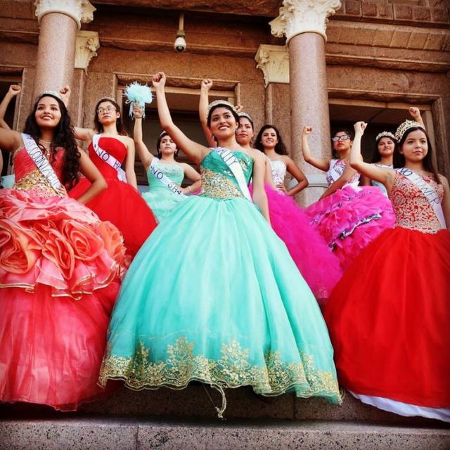 Jóvenes vestidas de quinceañeras ante el capitolio de Texas, Estados Unidos, el miércoles 20 de julio.