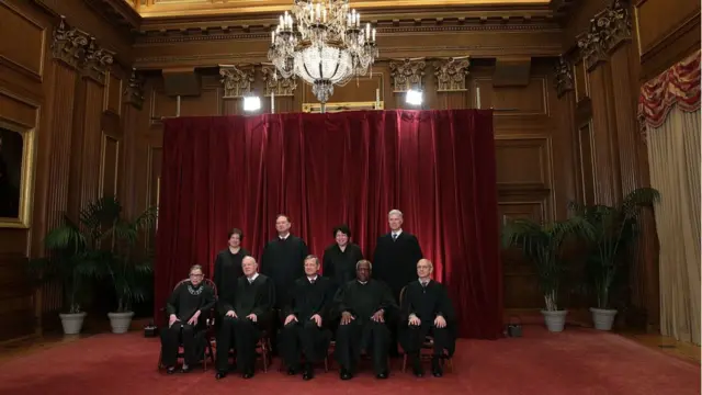 Yüksek Mahkeme üyeleri, geçen yıl resmi profil fotoğrafı için poz verirken