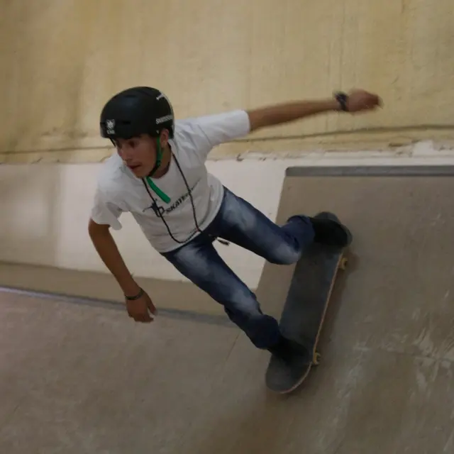 Jedan od instruktura demonstrira spust u polucevi