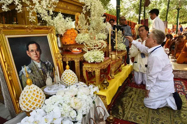 Kral Bhumibol için dua eden Taylandlılar