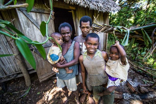 Imagem mostra um homem, uma mulher e seus três filhos em Madagascar, em uma área onde há produção de baunilha