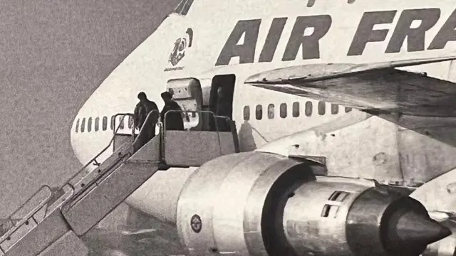 तेहरान हवाई अड्डे पर विमान से उतरते हुए ख़ुमैनी