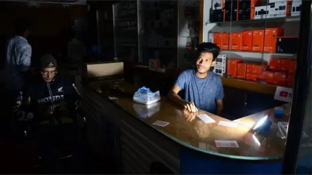 বিদ্যুৎহীন অবস্থায় ভোগান্তিতে পড়েন অনেকে।