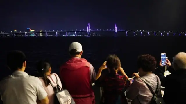 강주아오 대교가 개통되면서 홍콩과 중국 본토의 지리적.경제적 통합은 완성단계에 접어들었다.