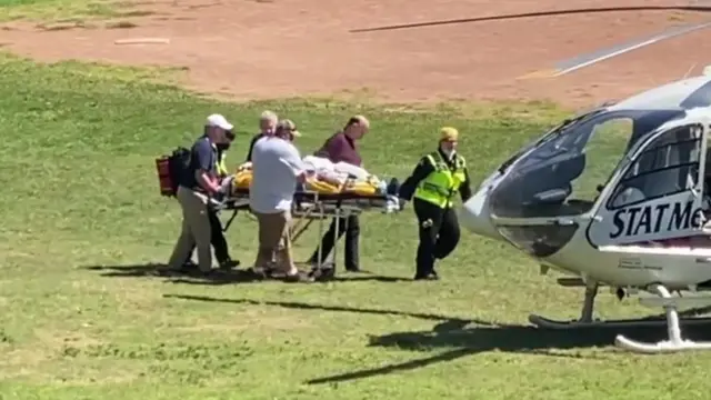 సల్మాన్ రష్దీని హెలీకాప్టర్‌లో ఆసుపత్రికి తరలించారు