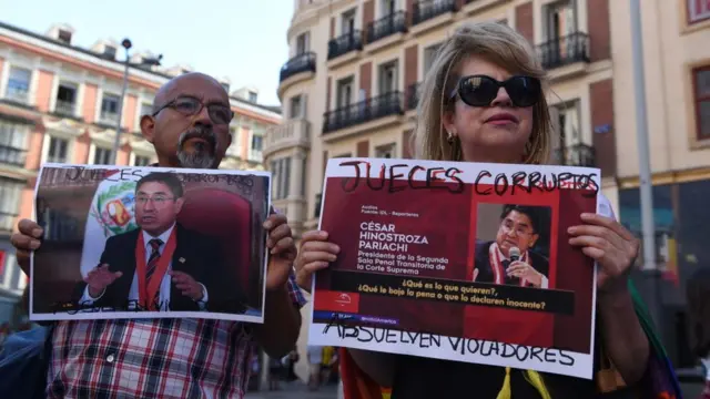 Peruanos en Madrid protestando contra la corrupción.
