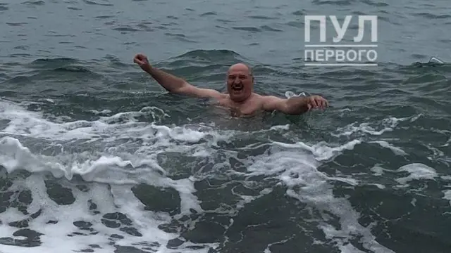 лукашенко плаває