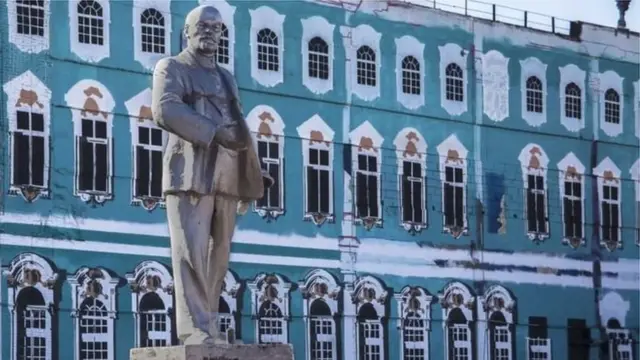 Rus ayolining bir vaqtning ozida ikkita azosi bor