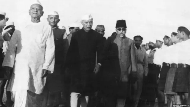 મોરારજી દેસાઈ, નહેરુ તથા મૌલાનાની તસવીર