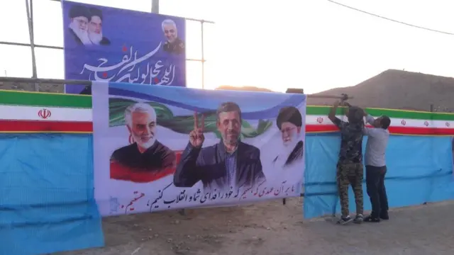 عکسی که توییتر دولت بهار متعلق به محمود احمدی‌نژاد از سفرش به خنج در فارس منتشر کرده است