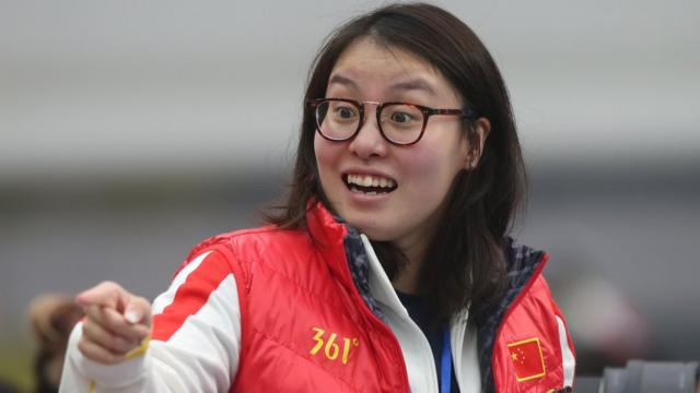 Swimmer Fu Yuanhui smiling and pointing