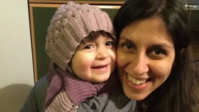 Nazanin Zaghari-Ratcliffe junto a su hija.
