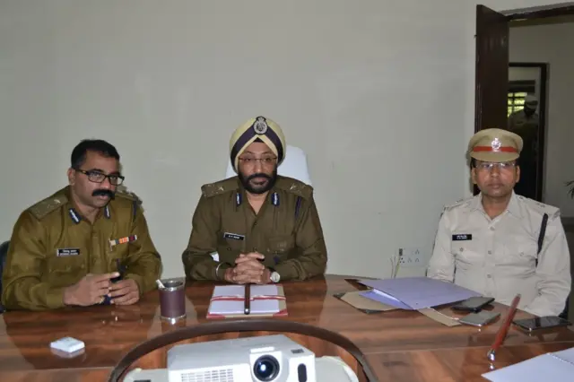 निलंबित एडीजी जीपी सिंह (बीच में)